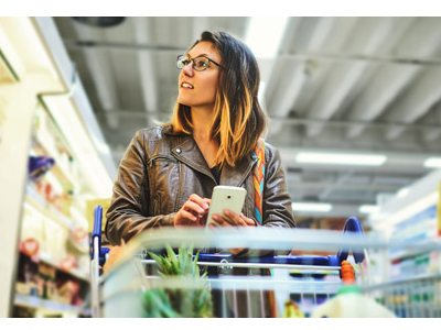 Los españoles van menos veces a comprar pero llenan más sus cestas