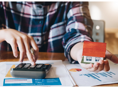 El salario medio en España baja un 10% en abril