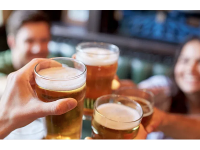 La Covid-19 dispara el número de consumidores que prefiere la cerveza en los bares antes que en casa