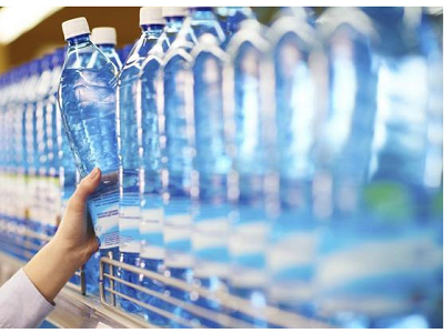 Las ventas de agua envasada cayeron un 13% en valor en 2020