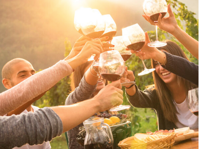 El 93% de los consumidores de vino en España prefieren tomarlo en compañía