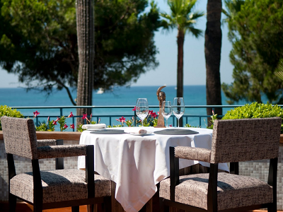 Los españoles esperan un verano de turismo y gastronomía, estimando gastar un 64% más en restaurantes que el resto de año