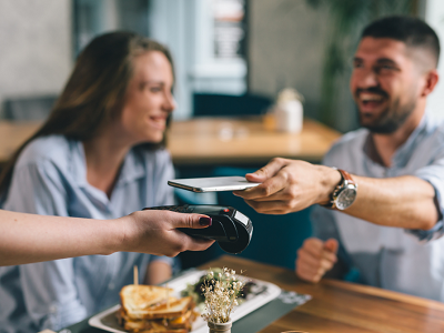 Casi un tercio de los pagos móviles de los españoles se realiza en hostelería y ocio