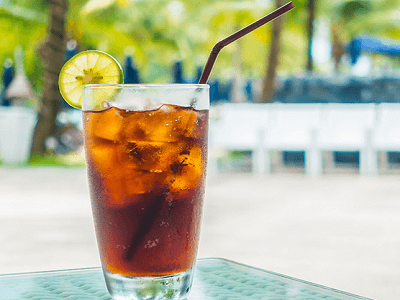 El gasto mundial en snacks y bebidas sin alcohol fuera del hogar se normaliza