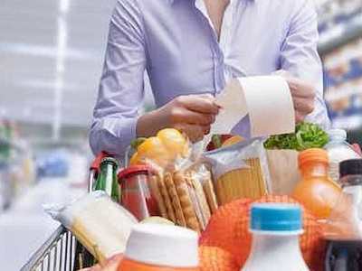 El 65% de los españoles ha reducido sus gastos en productos no esenciales