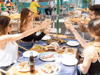 7 de cada 10 españoles prefiere salir a comer fuera en verano