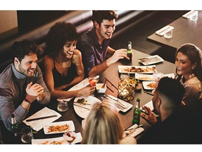 Los españoles comen menos veces fuera de casa  y de forma más planificada