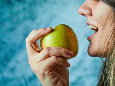 La mitad de los jóvenes consume fruta y hace deporte