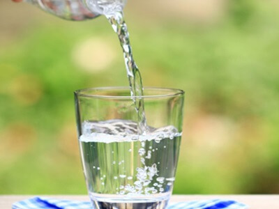 El 41% de los españoles bebe habitualmente en casa agua mineral envasada