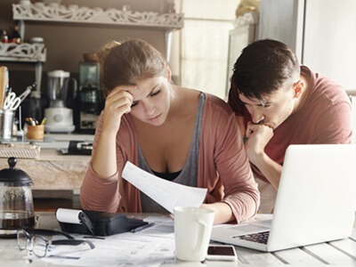 Caen la disposición a comprar y las previsiones de ahorro de las familias