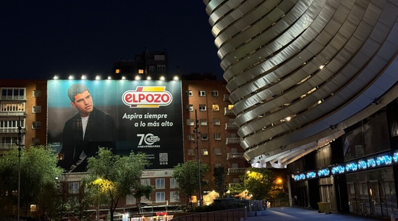 ElPozo celebra ser la marca más elegida en los hogares con una gran lona en el centro de Madrid