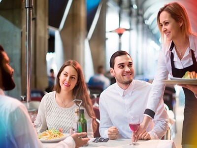 Uno de cada diez ocupados españoles trabaja en la hostelería