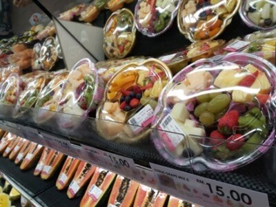 Casi la mitad de los alimentos están innecesariamente envasados en plástico