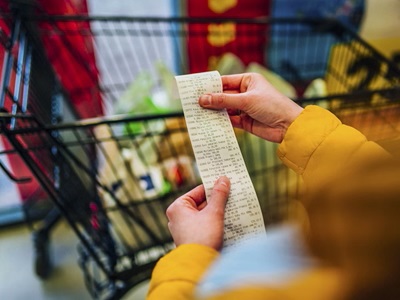 El 47% de los españoles gasta más en la compra por el aumento de precios