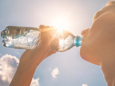 El agua mineral mantiene su liderazgo como la bebida más consumida en España