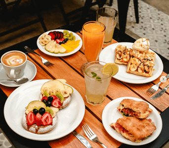 Brunch, tardeo y fast food: los ganadores del verano 2025 en la restauración española