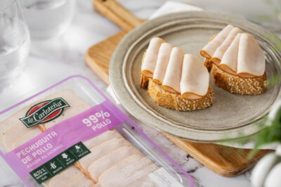 “Pechuguita 99 %” se convierte en protagonista del verano con la nueva campaña de La Carloteña