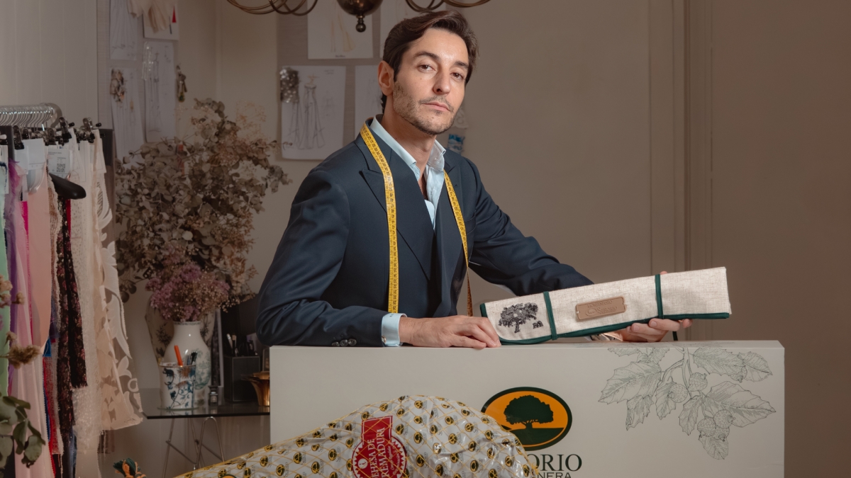 Señorío de Montanera se une a Nicolás Montenegro y Arcos para unir jamón, diseño y artesanía