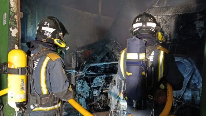Ocho vehículos dañados en el incendio de un taller mecánico en Icod de los Vinos (Tenerife)