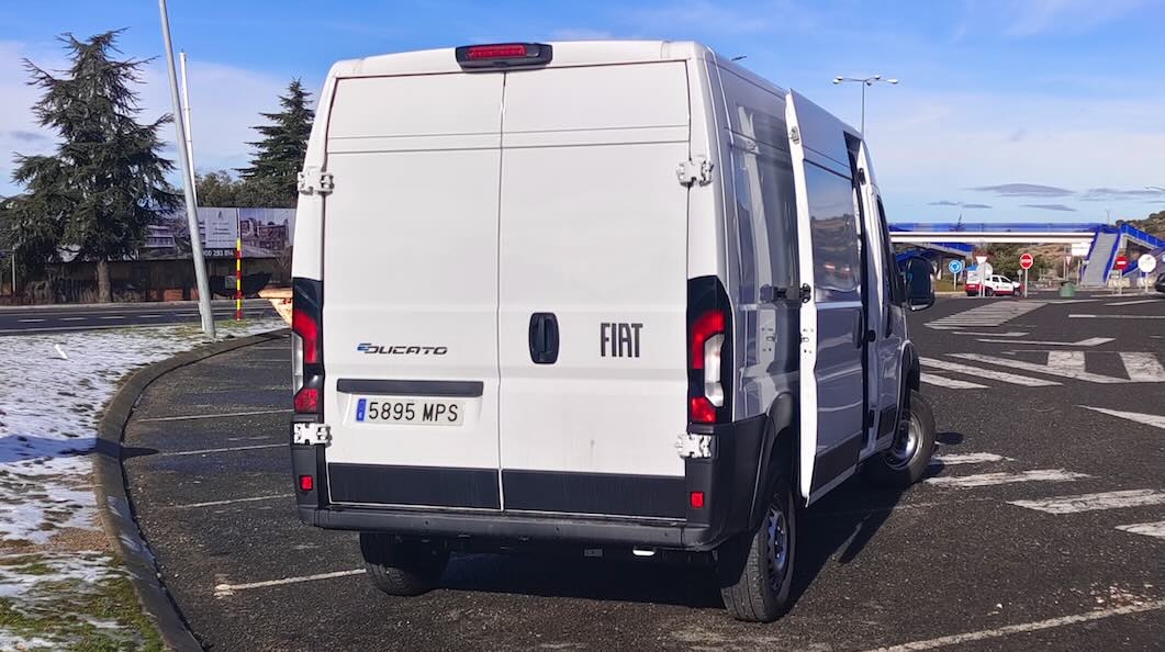 La E-Ducato monta la cámara trasera en la misma carcasa que la tercera luz de freno.