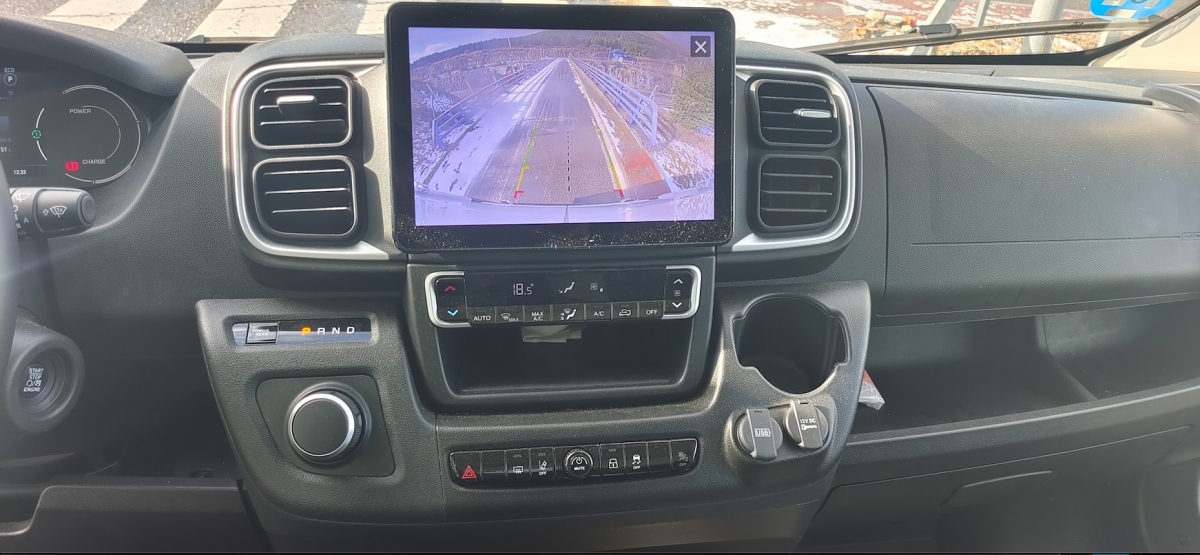 La pantalla central también nos ofrece la imagen posterior sin insertar la marcha atrás.