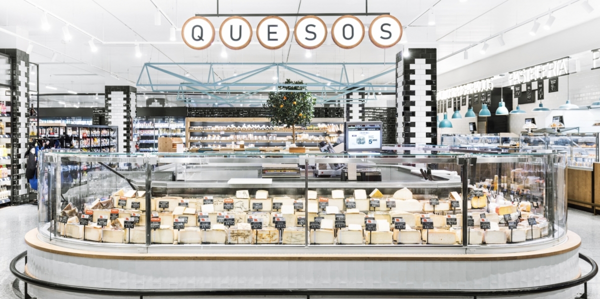 Sección de quesos del renovado supermercado de El Escorial.