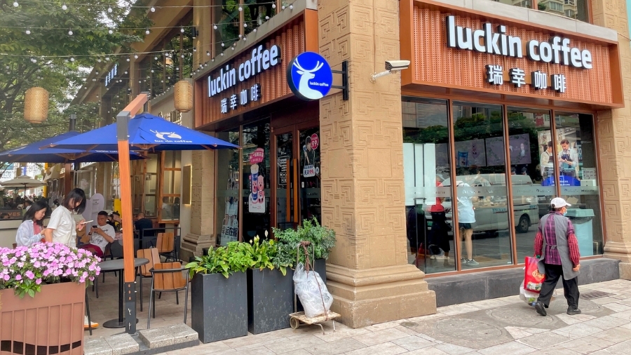 Starbucks, un modelo de cafetería amenazado por la competencia low cost de Luckin Coffee y otras cadenas chinas