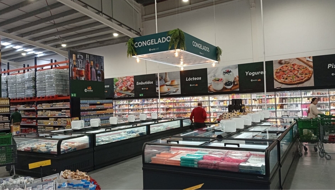 Secciones de refrigerados y congelados en el Comarket de Arcos de la Frontera.
