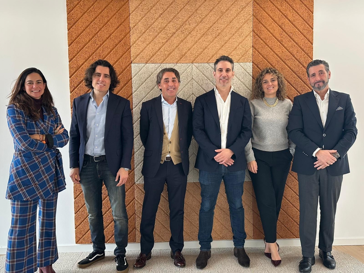 Marcela de la Peña, directora de Comunicación de Just Eat España; Luis Martín, Socio co-fundador de LUDA Partners; Pablo de la Rica, director de Retail y Foodservice de Aecoc; Carlos Hernández, director global de Nuevos Verticales de Just Eat; Laura Pascual, directora comercial de Just Eat; y Pascual Campos, CEO de Supermercados Plaza; y t, tres de los ponentes de la mesa redonda celebrada en la m