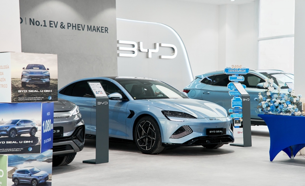Interior de uno de los concesionarios de BYD en España.