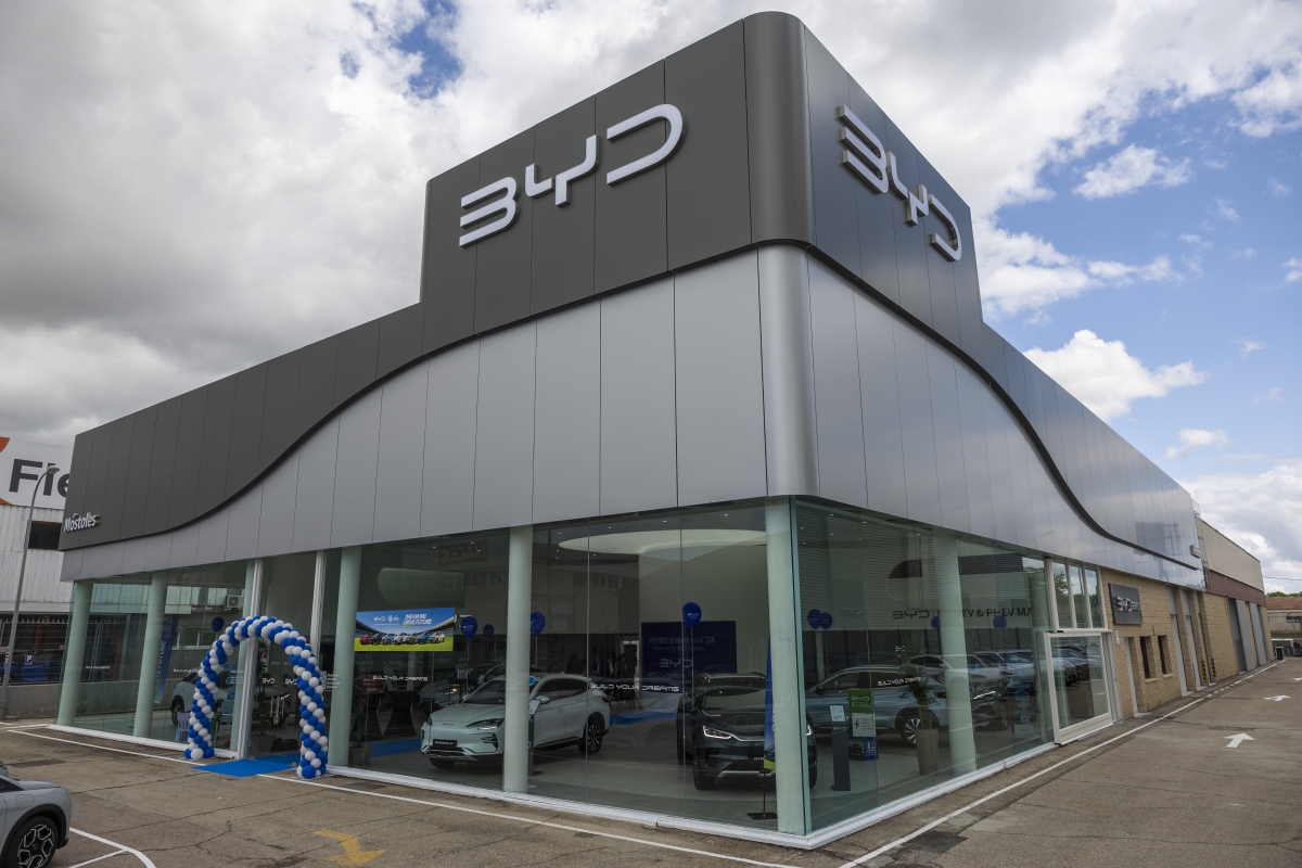 La marca china BYD alcanza el centenar de concesionarios en España y ya fija los 130 como objetivo para 2026