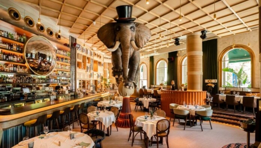 GLH Singular Restaurants prohibirá el uso de bengalas en sus locales tras el reciente conato de incendio en Fanático