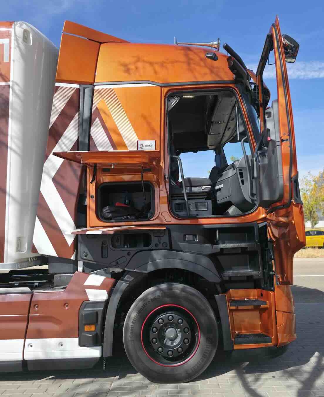 Doble guantera lateral y cuatro peldaños. Un clásico de las cabinas con piso plano.