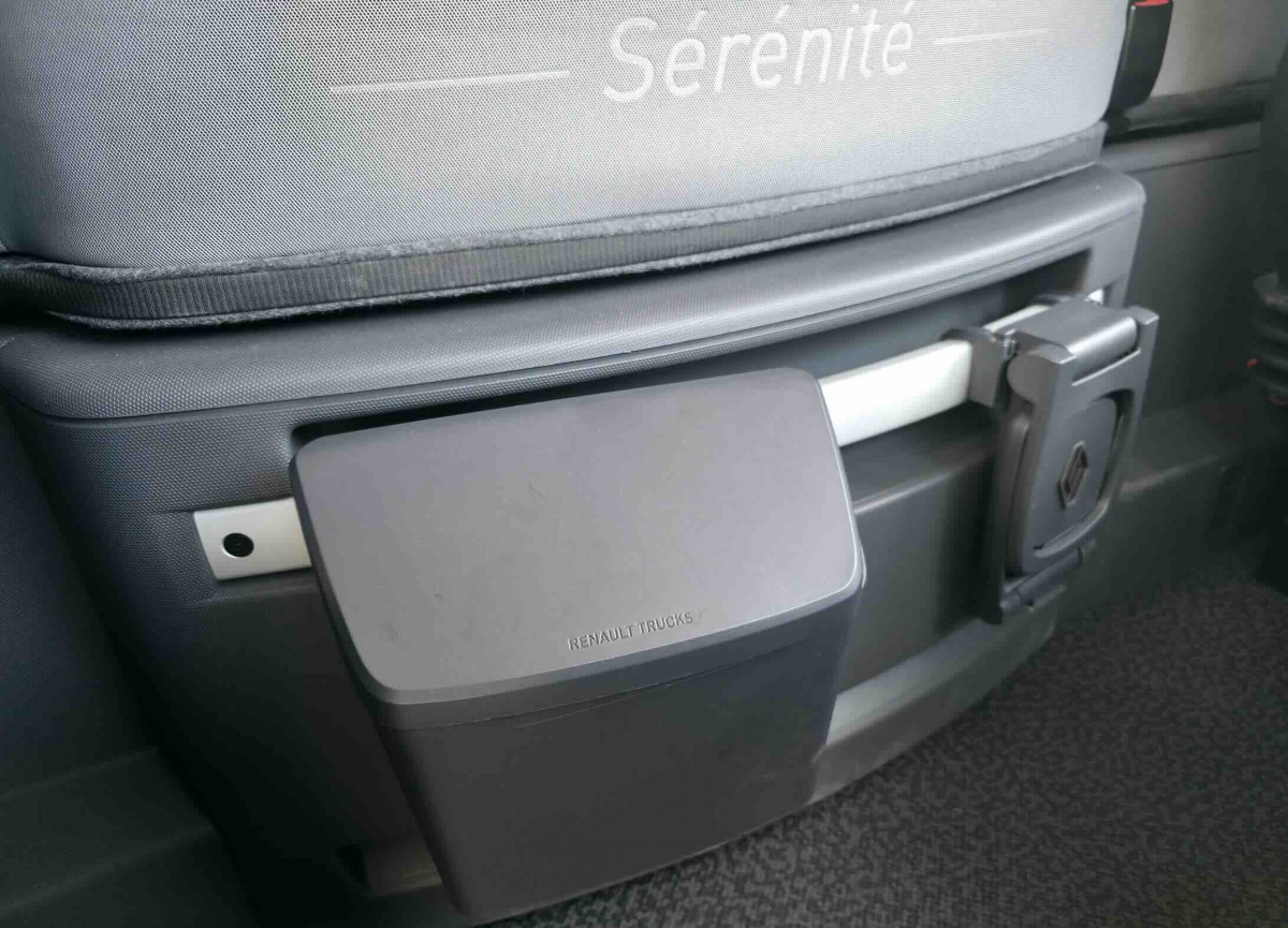 Asidero de la nevera con multifuncionalidad. Como soporte de papelera y de porta-botellas.