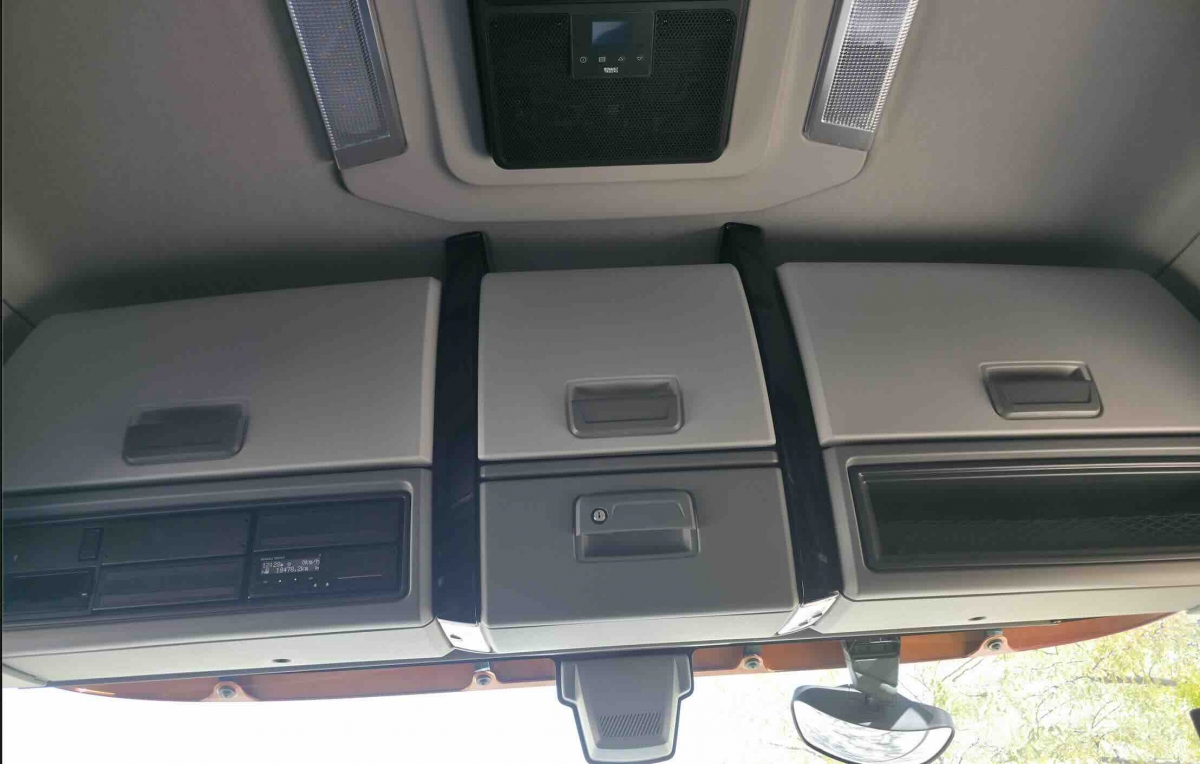 El diseño de los armarios frontales no optimiza todo el volumen disponible.