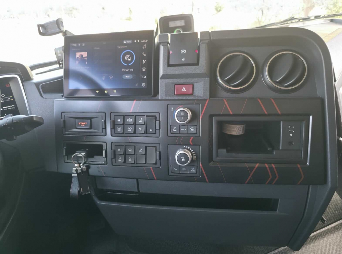 En la consola central se encuentra el mando del freno de estacionamiento.