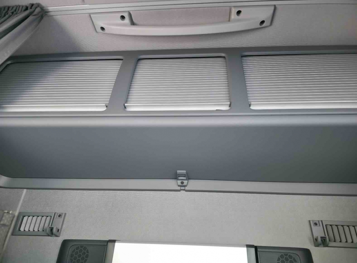 Los armarios posteriores recurren a persianas para su cierre.