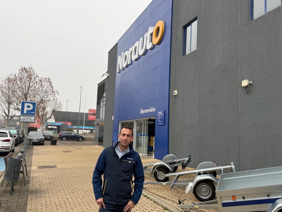 Domenech, junto a la fachada del Norauto de San Sebastián de los Reyes, en Madrid.