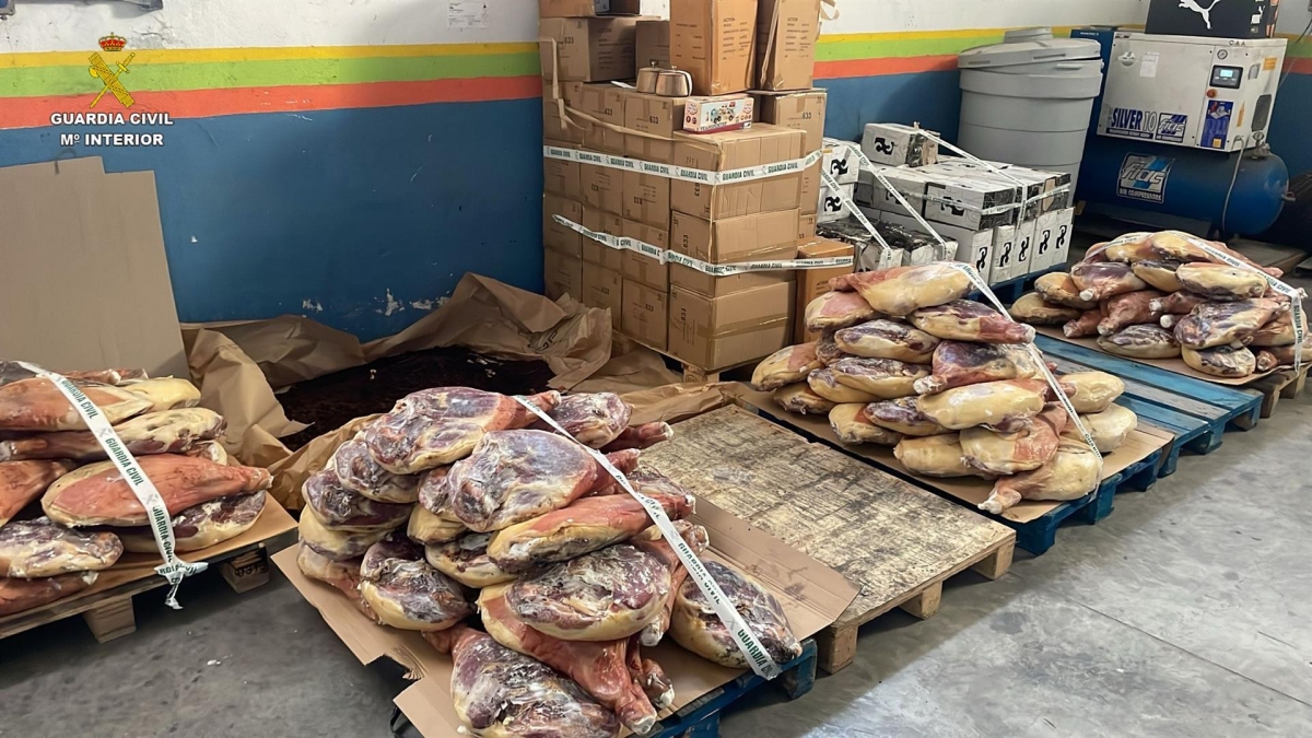 Cae un grupo de ladrones de camiones muy activo: la Guarda Civil recupera un rígido, cuatro tractoras y mucha mercancía