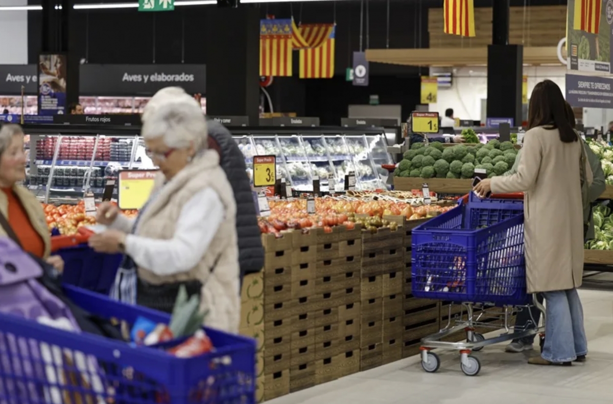 Interior de un hipermercado Carrefour.