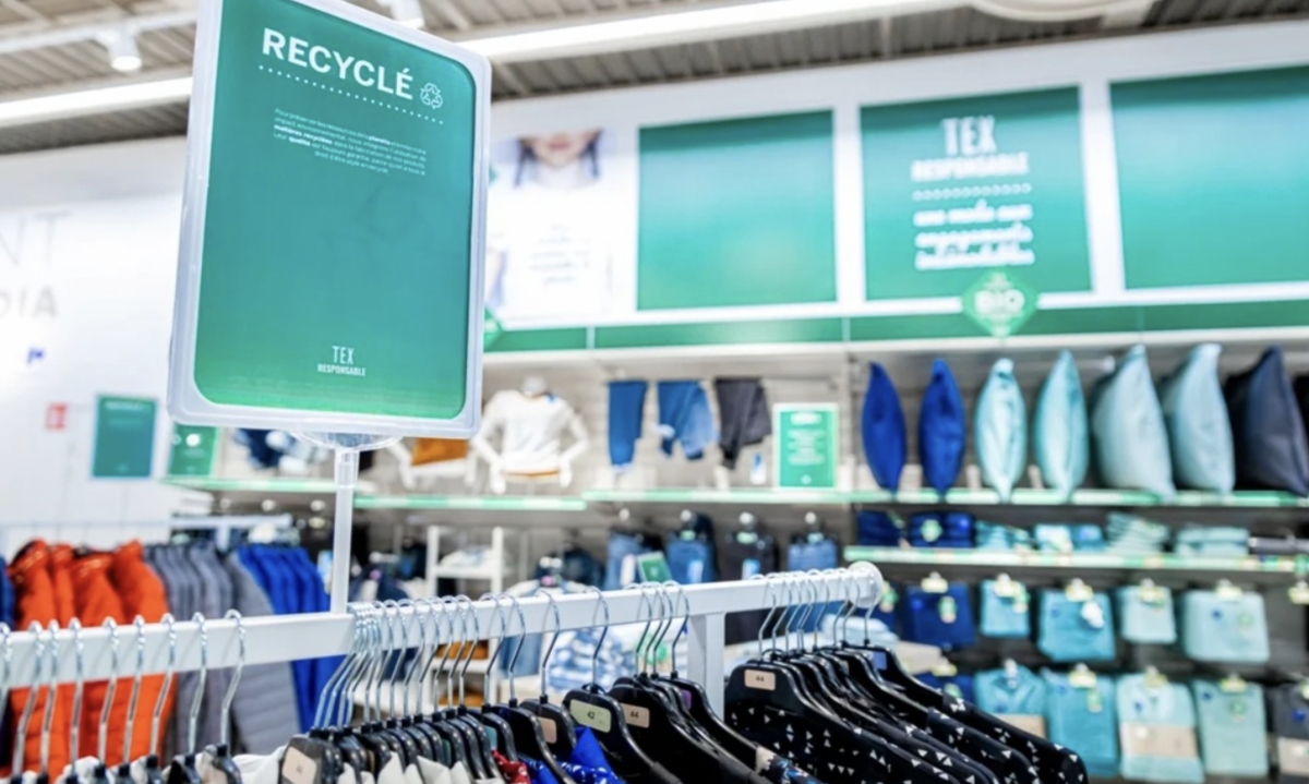Carrefour empieza a aplicar Eco-Score, su sistema de puntuación ecológica, también a los productos textiles