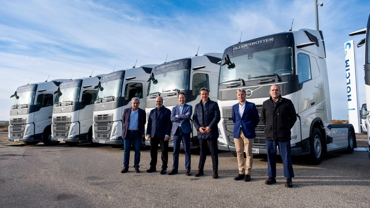 Volvo Trucks entrega 30 unidades del FH 500 I-Save para la creación de la flota propia de Holcim