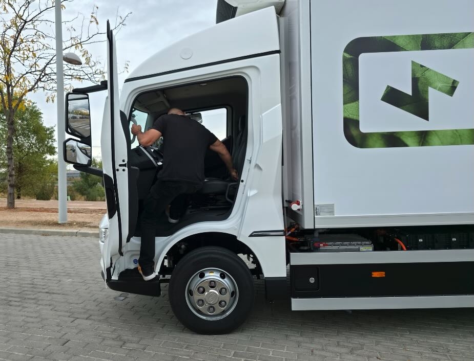 Los dos asideros y la enorme puerta compensan la adelantada posición del escalón de apoyo.