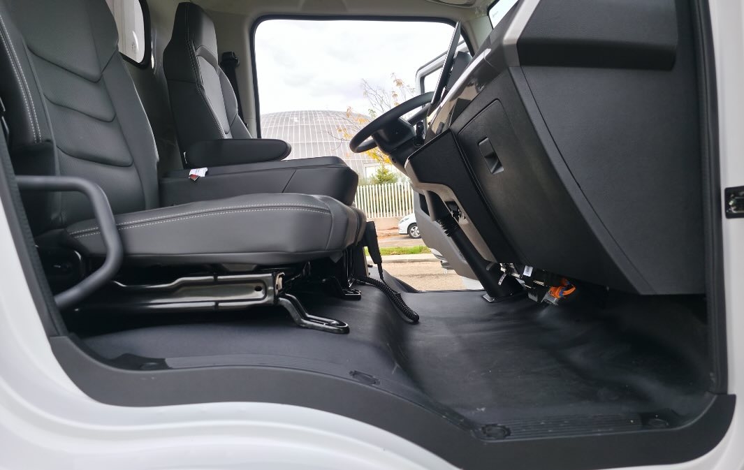 Piso plano de lado a lado de la cabina, como los grandes de la carretera.