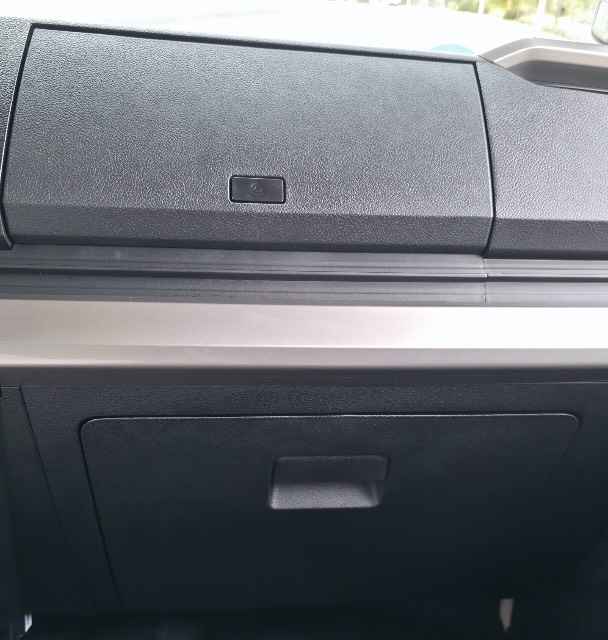 El ETM6 cuenta con doble guantera frente al acompañante.