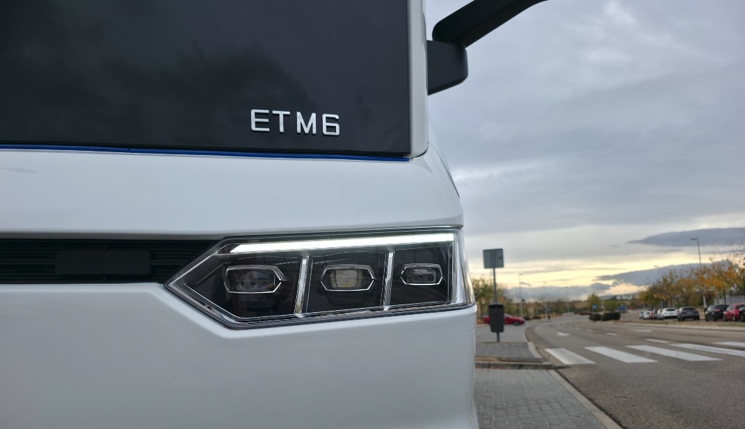 Sus faros Full LED brillaron con luz propia durante la conducción nocturna.