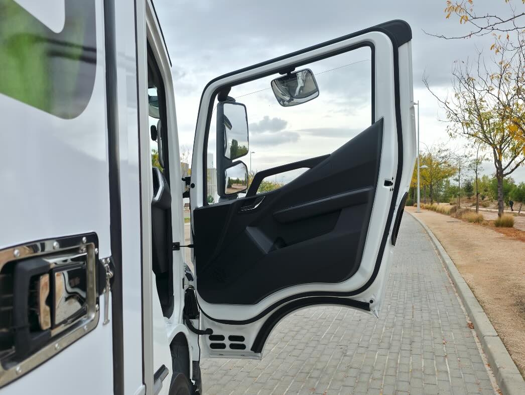 El guarnecido de la puerta no tiene demasiada capacidad.