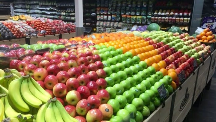 Sección de frutería supermercado con modelo experiencial