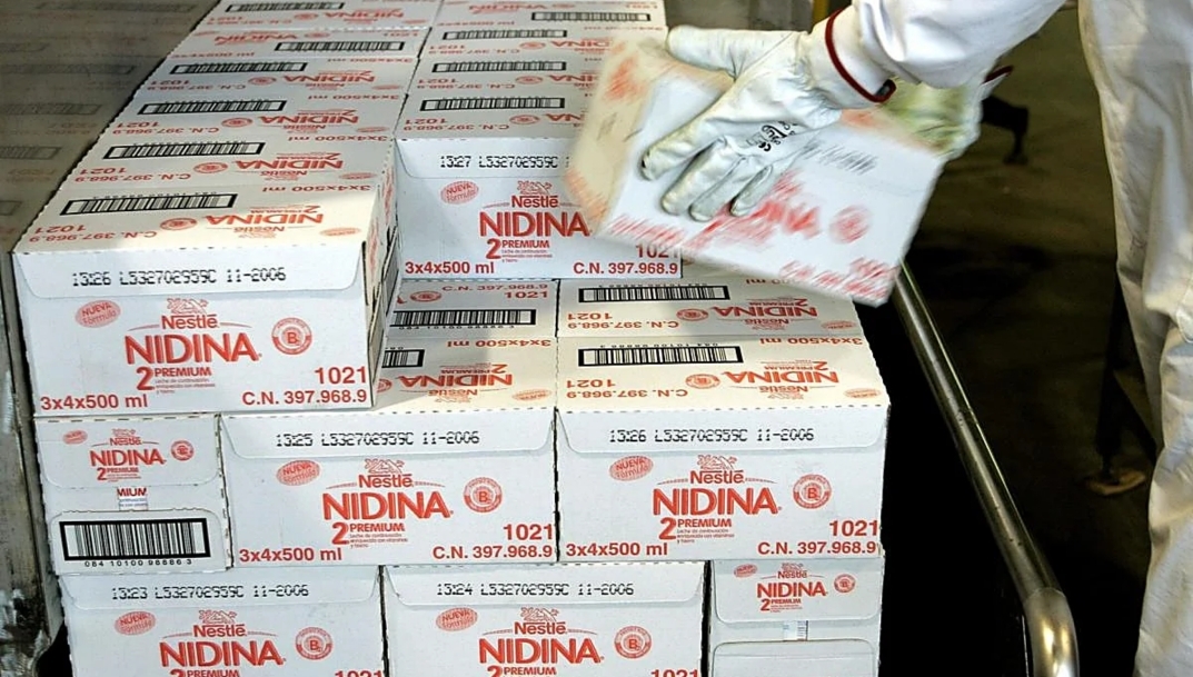 Nestlé debilita su reputación en leche infantil: se enfrenta a una investigación penal en Francia por la muerte de un bebé