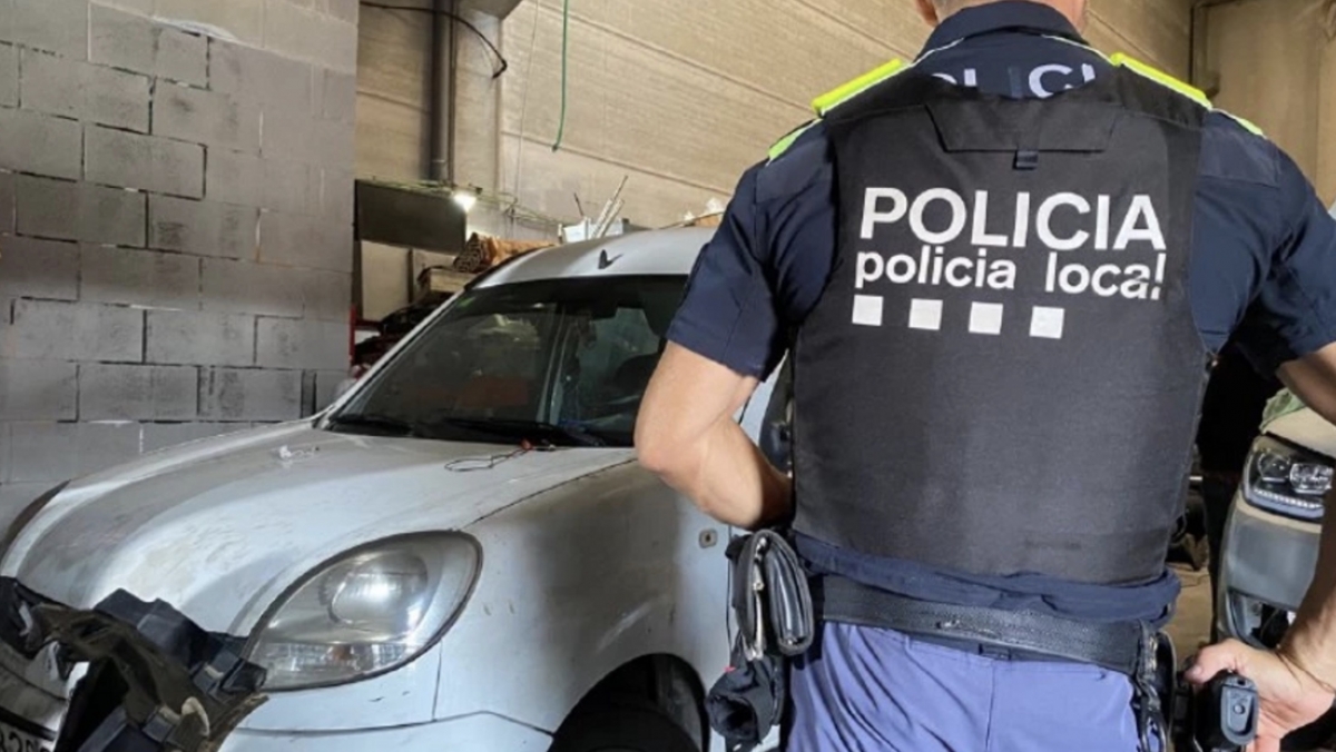 La Policía Local cierra dos talleres clandestinos sin licencia ni control en la gestión de residuos en Casinos (Valencia)